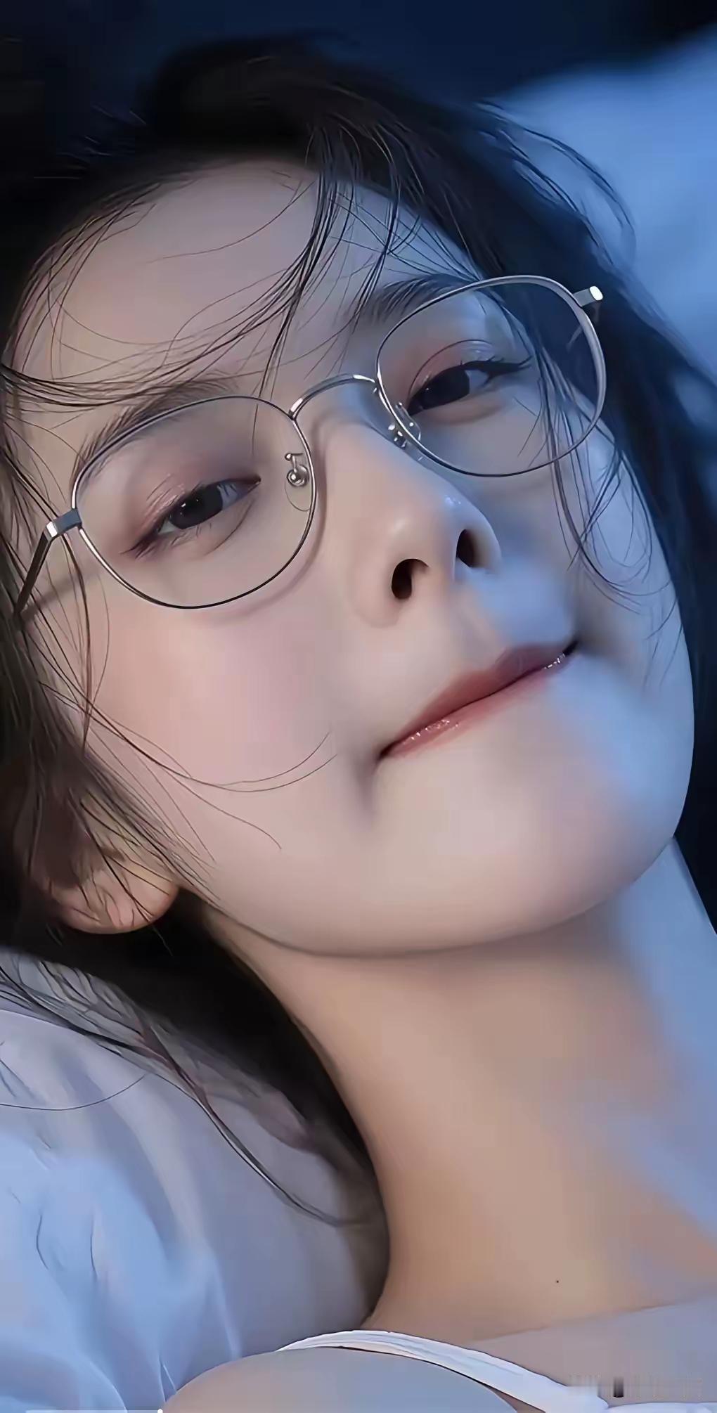夜晚的温柔，眼镜后的微笑，宁静的美好。