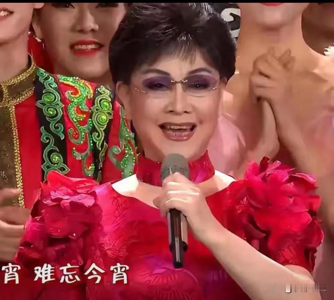 年夜饭上最熟悉的那道菜，今年又没上桌。没错，我说的就是李谷一老师和她的《难忘今宵