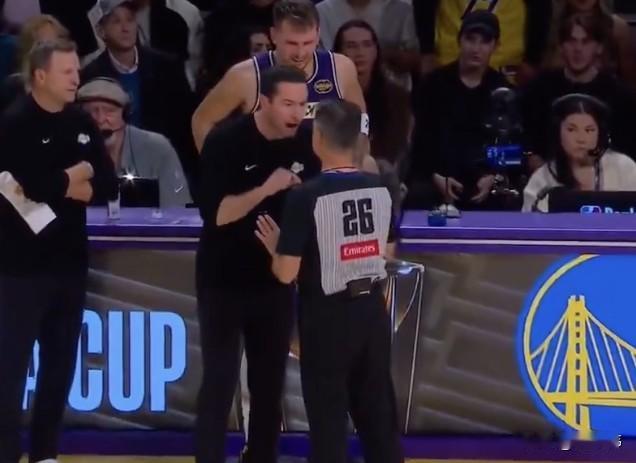 防守很关键！雷迪克谈湖人险胜：“最重要的是，我们在第四节展现的强硬防守，这很