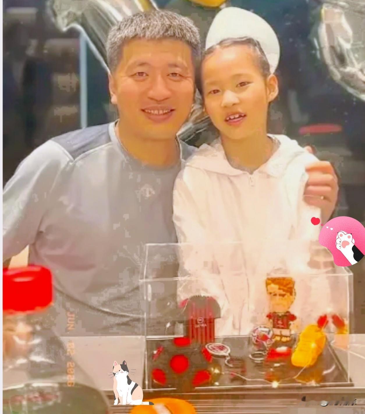 昨天六一，看到张雪峰女儿发的那张照片，真的泪目了！照片里，孩子坐在公司展厅，