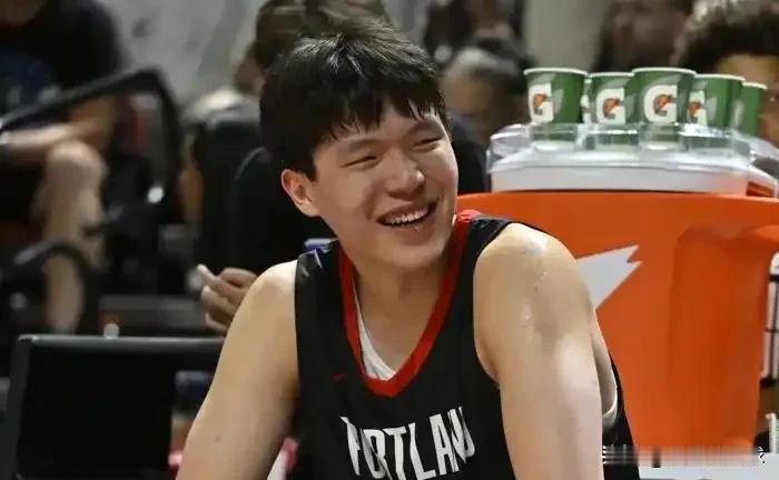 及时回应！在第二节遭遇鹈鹕新秀中锋奎因强攻针对，先后三度被对手在面前得分后。经过