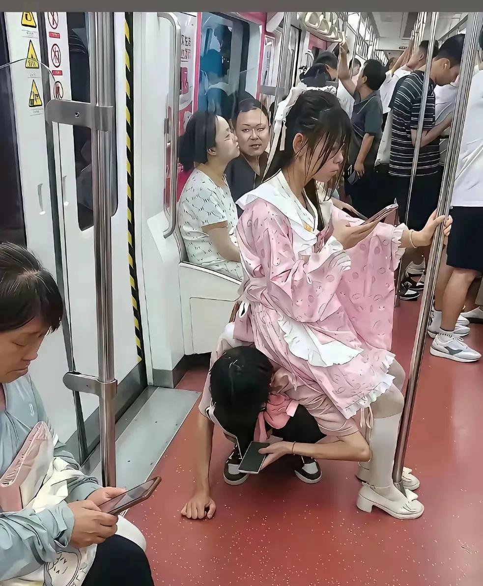 地铁上看到的一幕。我真的被眼前发生的这一幕惊呆了。此时正是地铁运营高峰期，车厢