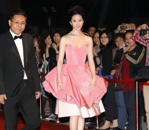 黑夜里发光的珍珠，刘亦菲总能亮得很显眼