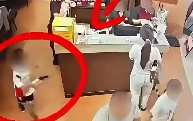 二十多岁女生被4岁男童跑动蹭到身体，明明是小事一桩，却三次官方调解全部谈崩，女生