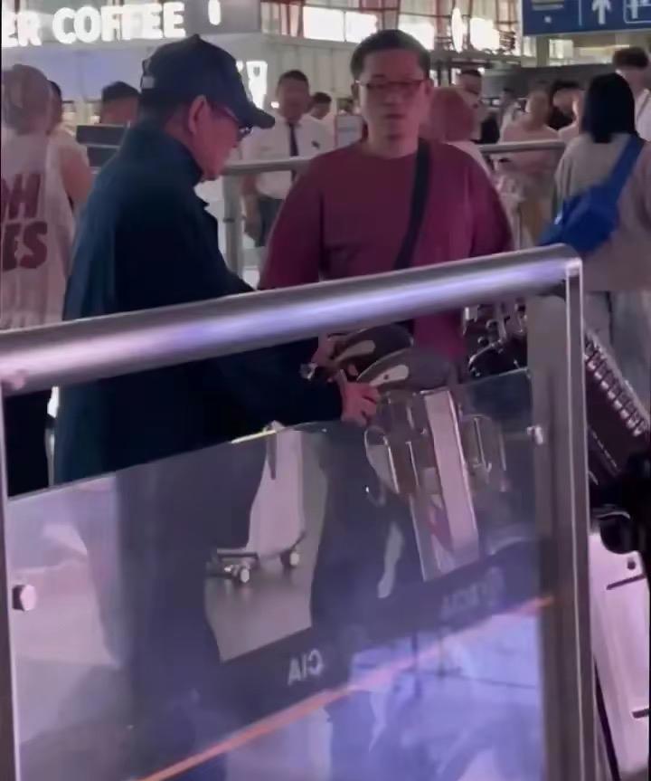 8月25日，62岁的李连杰术后现身机场，独自推着行李步态稳健。这位昔日“功夫皇帝