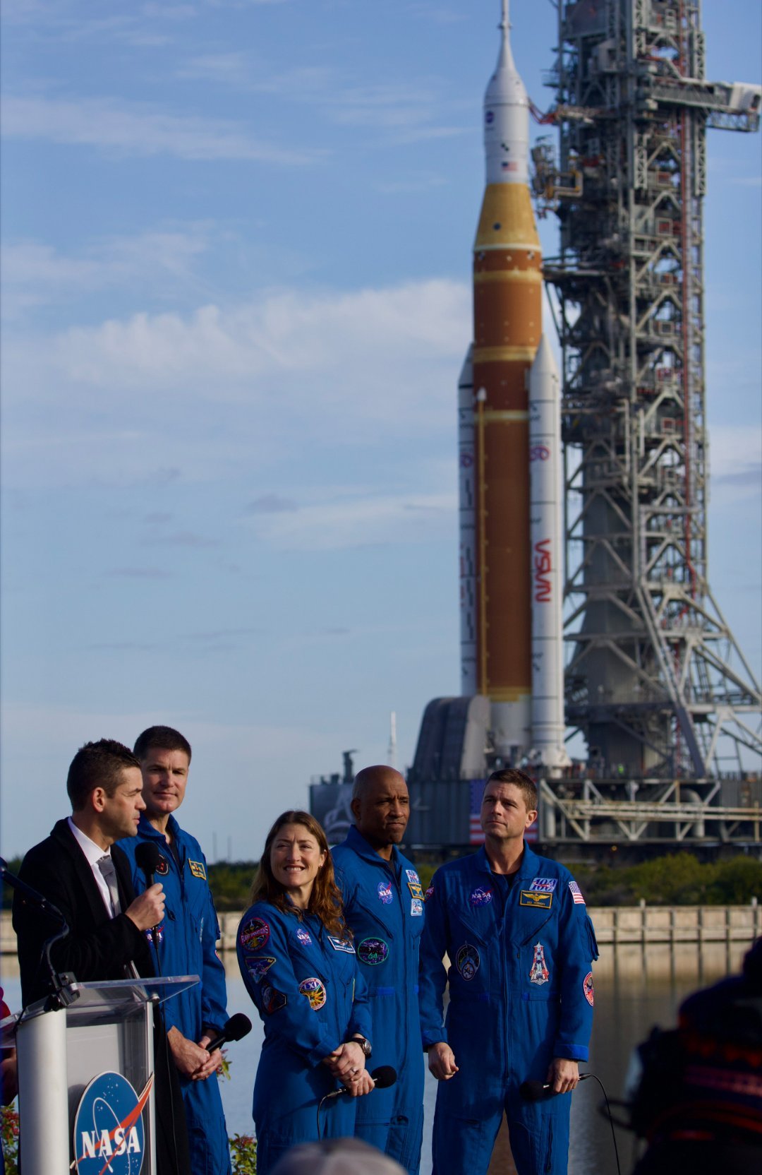 太空发射系统(SLS)遥二火箭已经转运至39B发射台，计划北京时间2月7日~2月