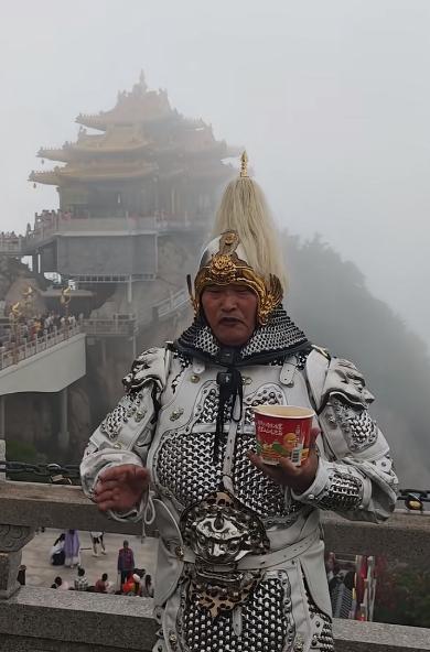 山东菏泽“顶级网红”大衣哥朱之文，10万块钱挣得是真不容易。最近他穿着一身厚重的