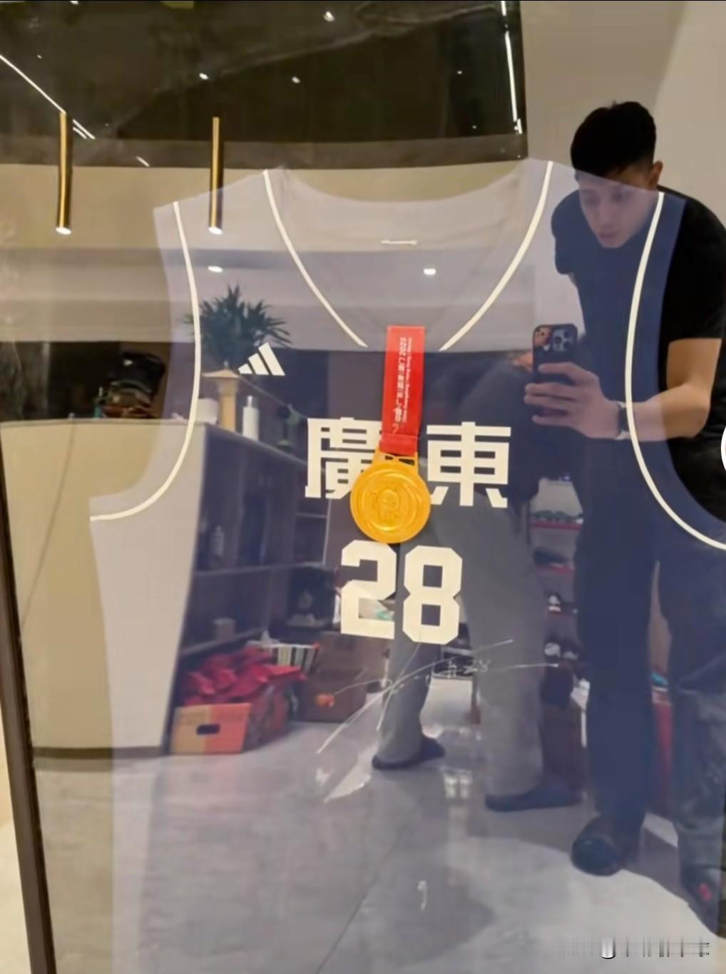 国产内线魔兽加盟广东男篮？沈梓捷近日在社交媒体上晒出一张身穿广东队球衣的照片，