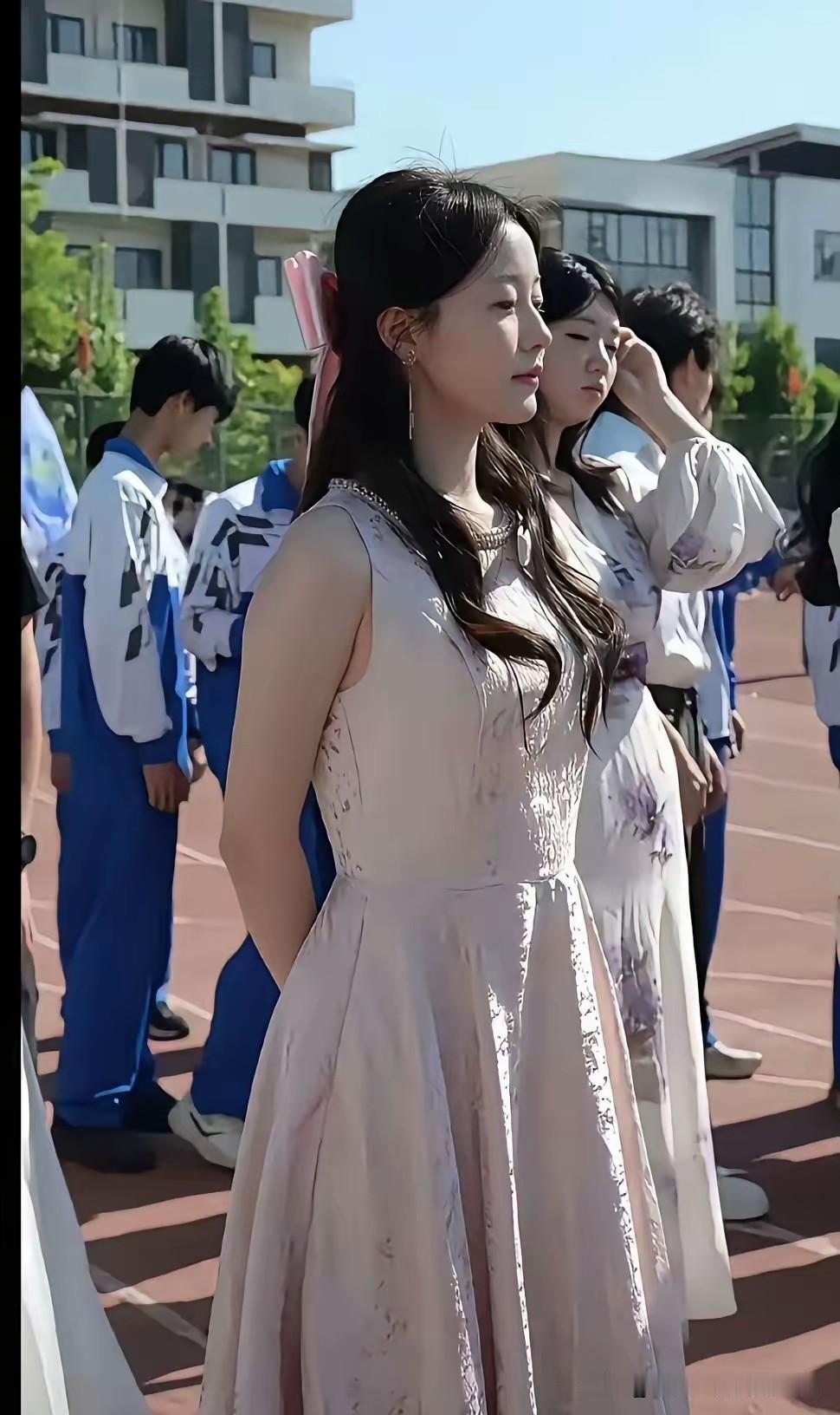 谁见过这么出彩的班主任？家长直言这是自己见过颜值天花板的老师。自家孩子的班