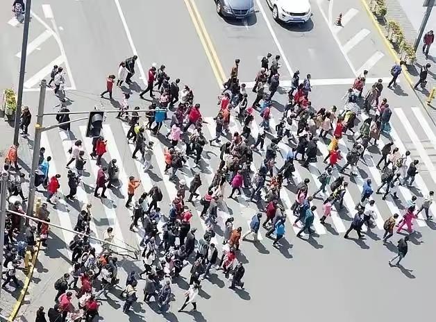 中国人将越来越少？早在2023年，人口专家就称：无论放开几胎，中国人口都会急剧萎