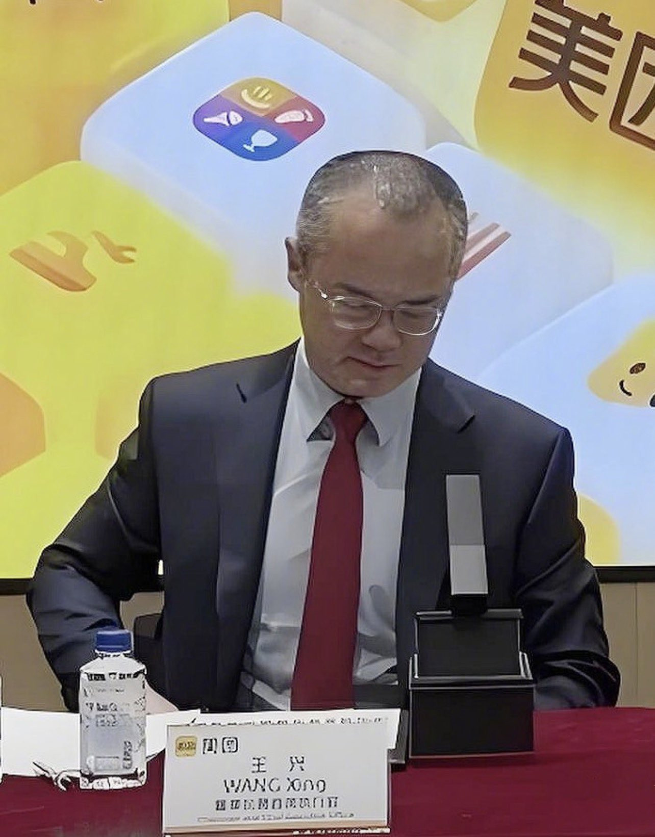 王兴在美团股东大会上反思：出海晚了，优选错了。王兴很少在公众场合认错，但这一次，