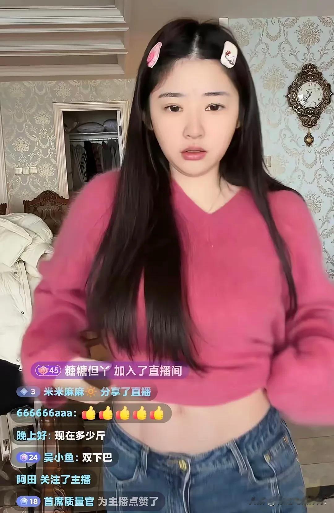 黄一鸣胖到120斤身材很真实，不像懒懒那种纸片人身材，她身材肉肉的，脸上全是胶原