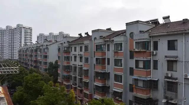 住了4年的老租客要降租，我一个房东，半夜睡不着了我有套50平的小公寓，租给