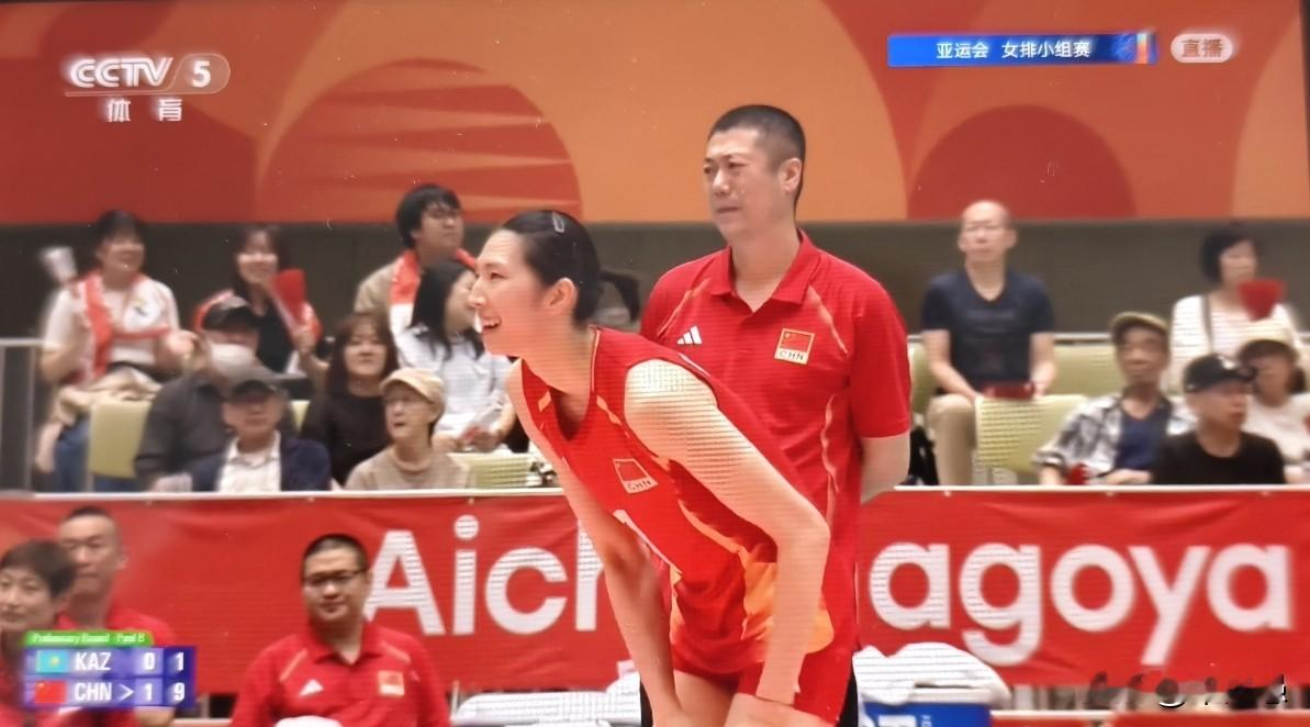 中国女排的主教练赵勇简直太遗憾了！在亚运女排小组赛中国VS哈萨克坦斯坦的比赛中，第二局比赛中国女排在