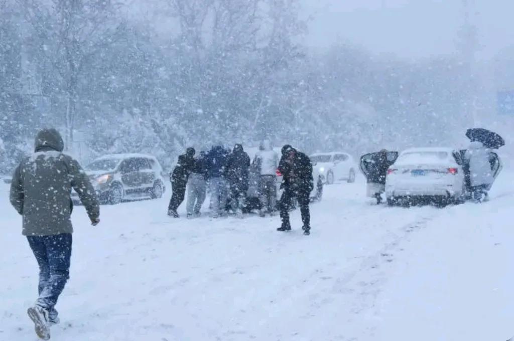 山东滨州突降23毫米大暴雪，交通出行受严重影响2025年3月2日，山东滨州迎