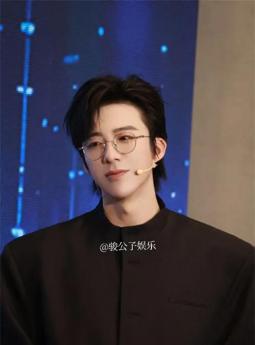 刘宇宁近日分享了他的成长经历，他说自己四岁时父亲就离开了，之后一直由爷爷奶奶带大