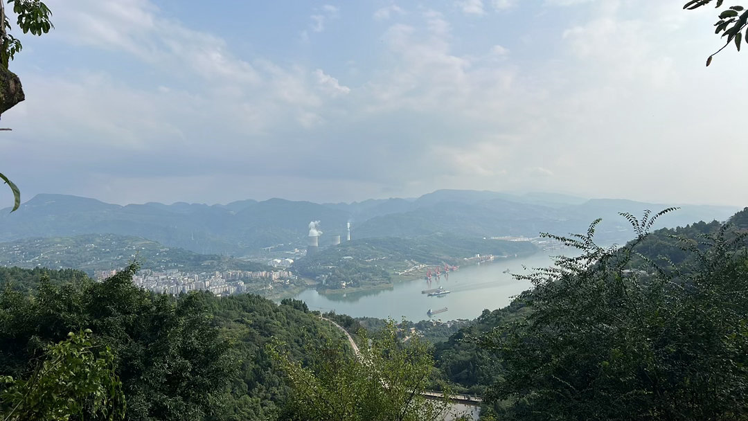 滚叔骑到万州，想重温下30多年的老时光，看看万州港的长台阶，买一张船票上船，一觉睡到重庆朝天门下船，