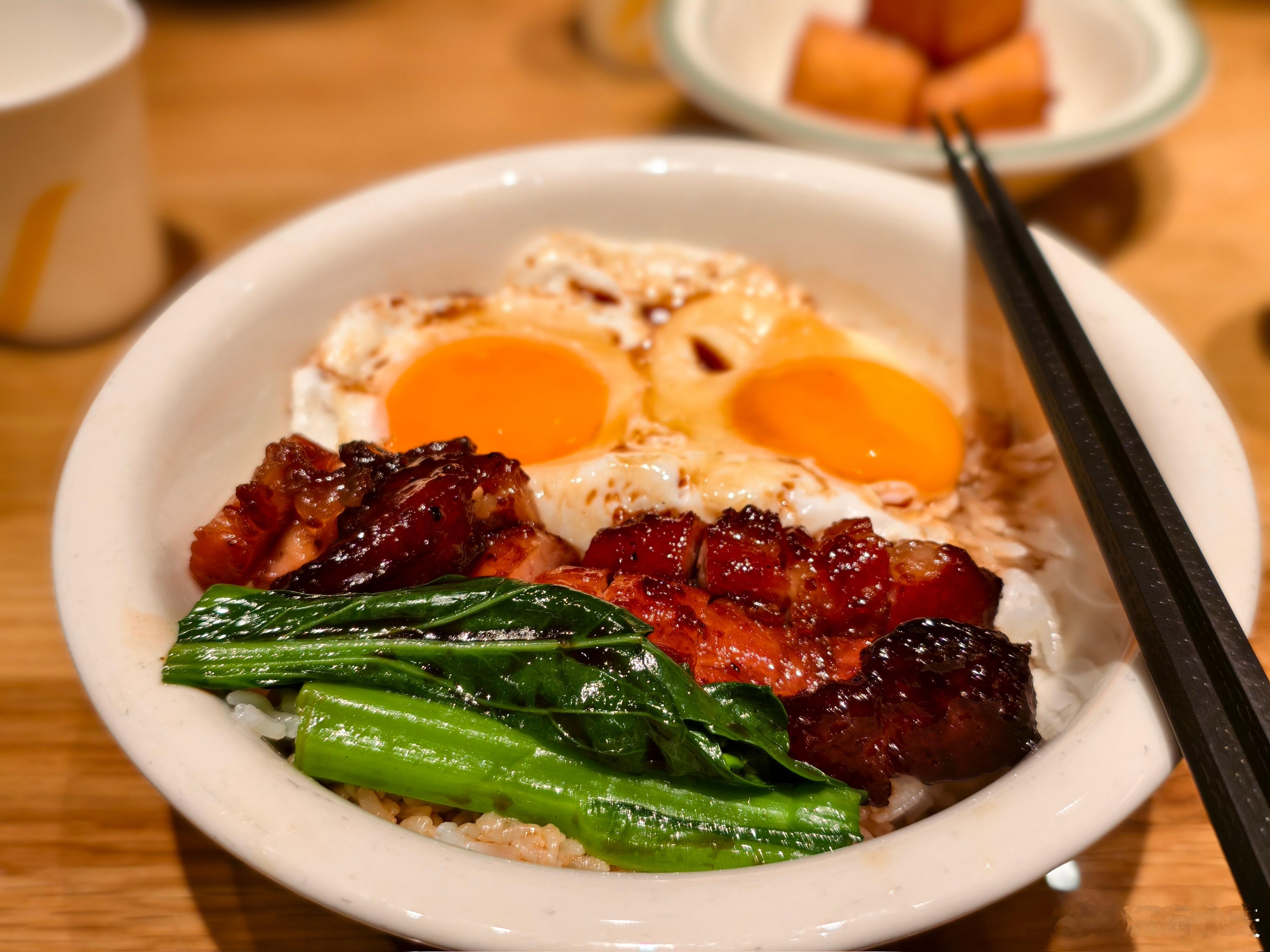 周六了，吃个黯然叉烧饭吧。茶餐厅服务员提醒了我一下，虽然店里用的是无菌蛋，但不建