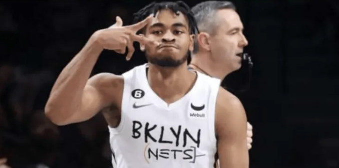 同年进NBA，一个榜眼，一个首轮末。一个四年享受无限开火权，一个从替补打起，到场
