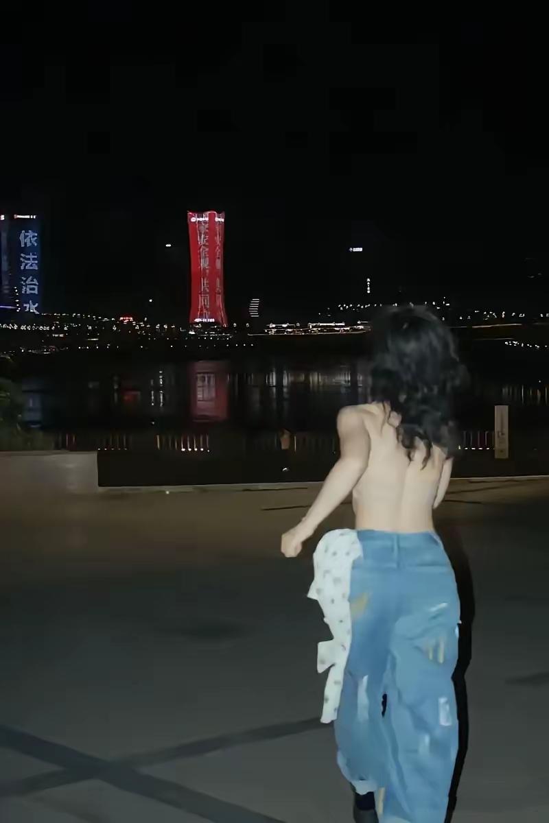 街头那个衣着凌乱却依旧好看的女子，在街边独自起舞，看着就让人鼻酸。没人知