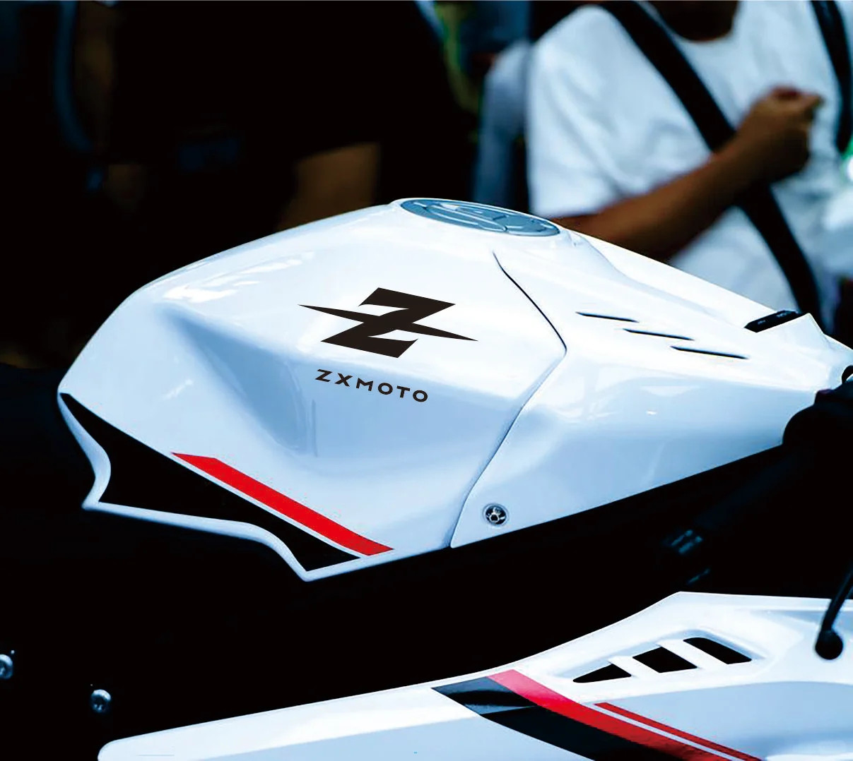 张雪机车logo被质疑抄袭重合度确实挺高的，这么有名的设计公司设计出来的，不做原