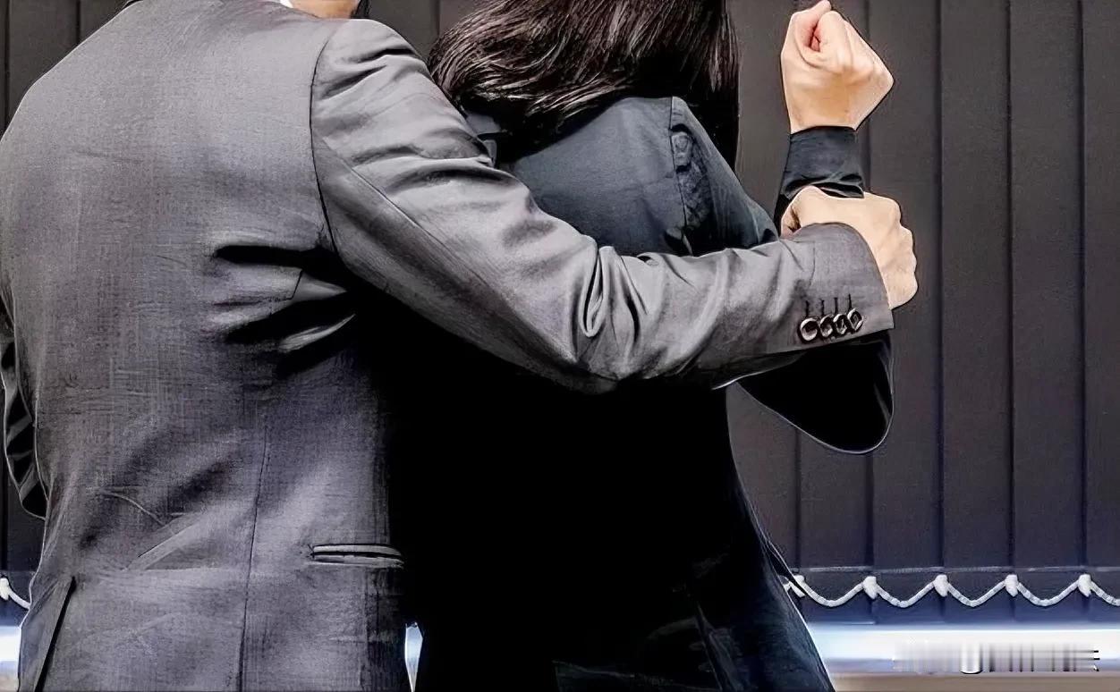 安徽，男子和朋友酒后一起去洗脚。因女技师不够，男子让朋友先洗，自己则在旁边等待并