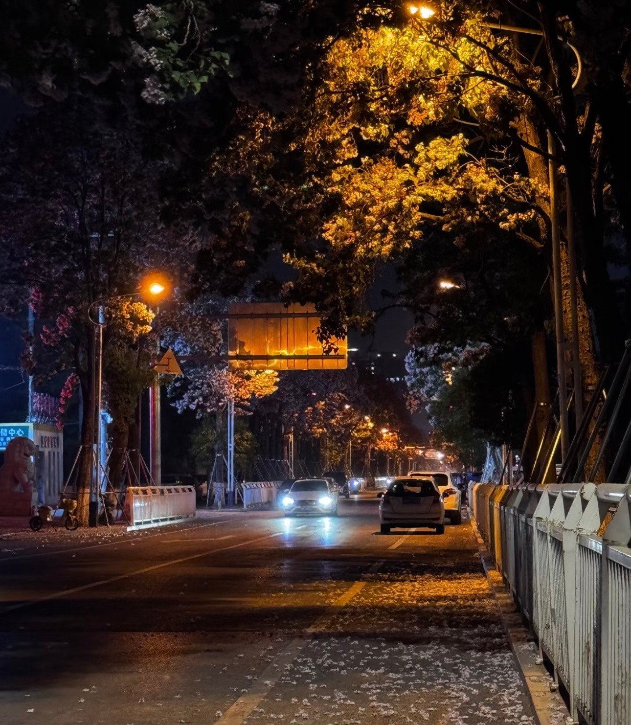 两个人如果能真正建立亲密关系，并且走得长久，表面看往往是互补，本质上其实是同一类