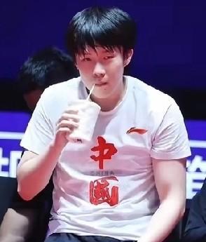 哈哈哈，看谁把头哥累这样！头哥赛后急着喝奶补充能量，先叹了口粗气，刚把吸管含嘴