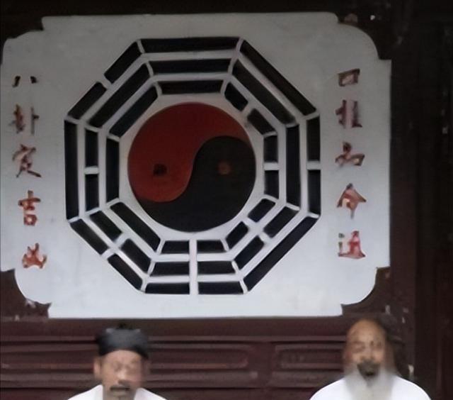 侮辱性极强！韩国人在中国武当山游玩后，竟公开指责我们盗用韩国国旗，并高呼要全部申