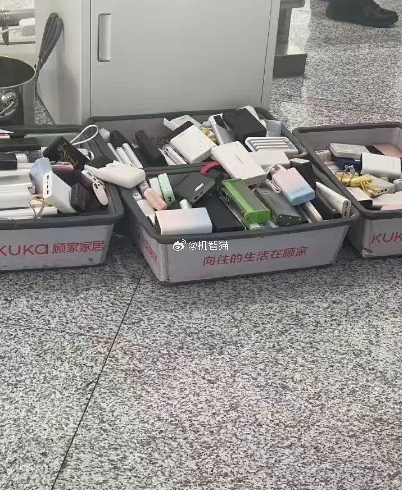 机场最近要处理大量的充电宝[捂脸哭]充电宝安检新规​​​