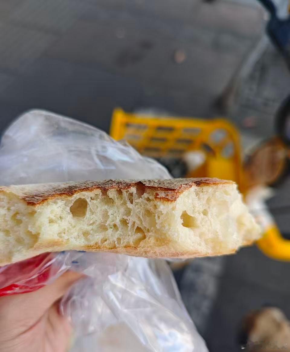 金牛区5块钱3个的老面烘糕，这不就是我花3个小时做的恰巴塔吗！外表脆脆的，内里有