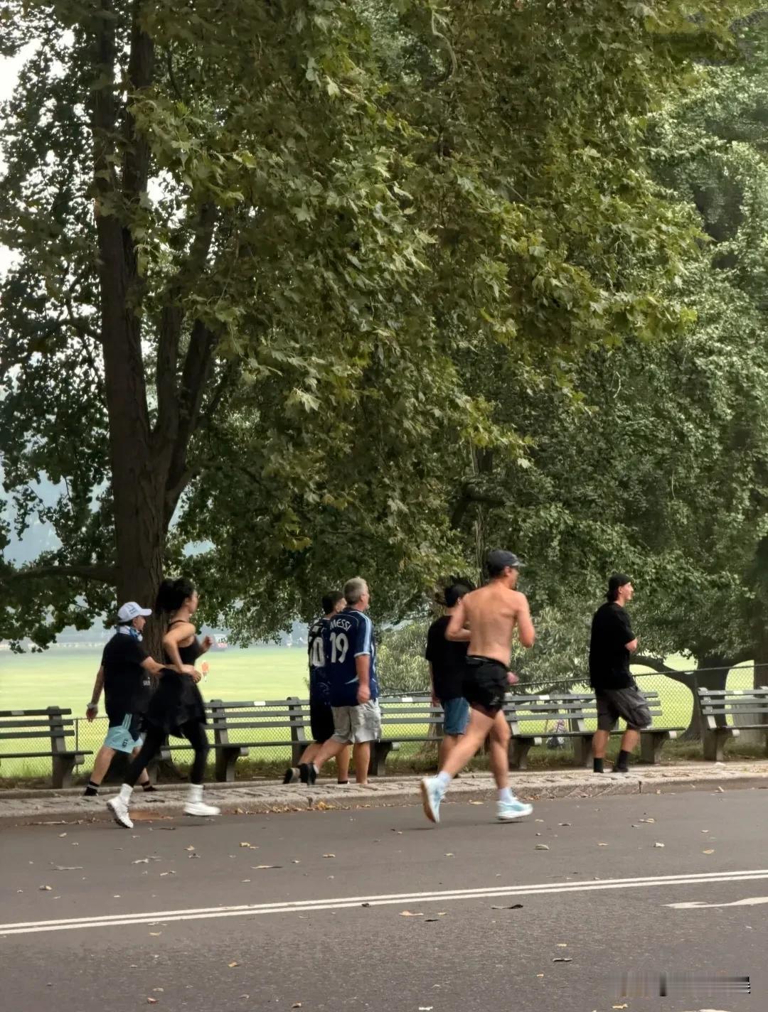 难怪杨紫现在的身材那么好，原来她是一有时间就运动、跑步啊！网友在纽约偶遇杨紫晨