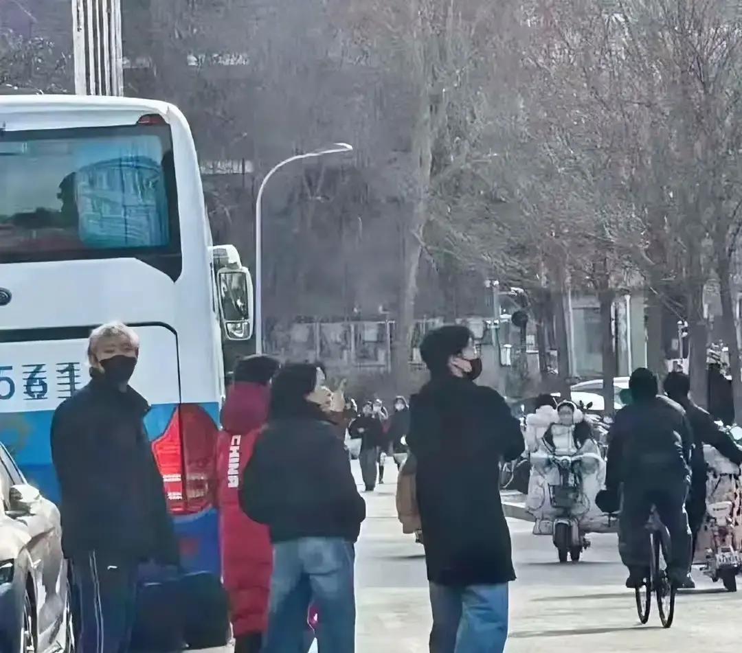 王楚钦被北大学生拍到背着书包进考场，耳机塞得严严实实，手里还捏着复习纸。6月1