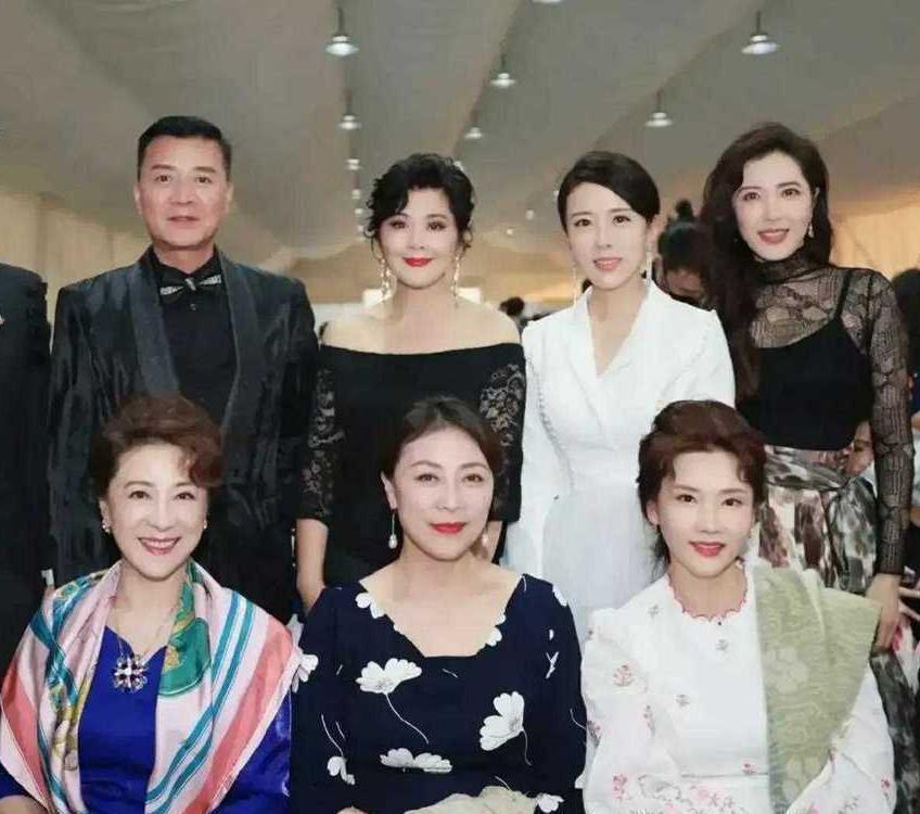 我当时愣了一下，刷到这张合影。二排最右那个长发飘的，居然被说得“美得惊世骇俗”—