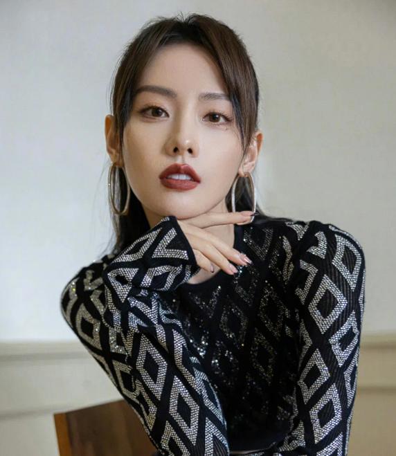 张嘉倪这个女人实在是不简单！她和买超的离婚官司打了三年。不仅拿到两个孩子