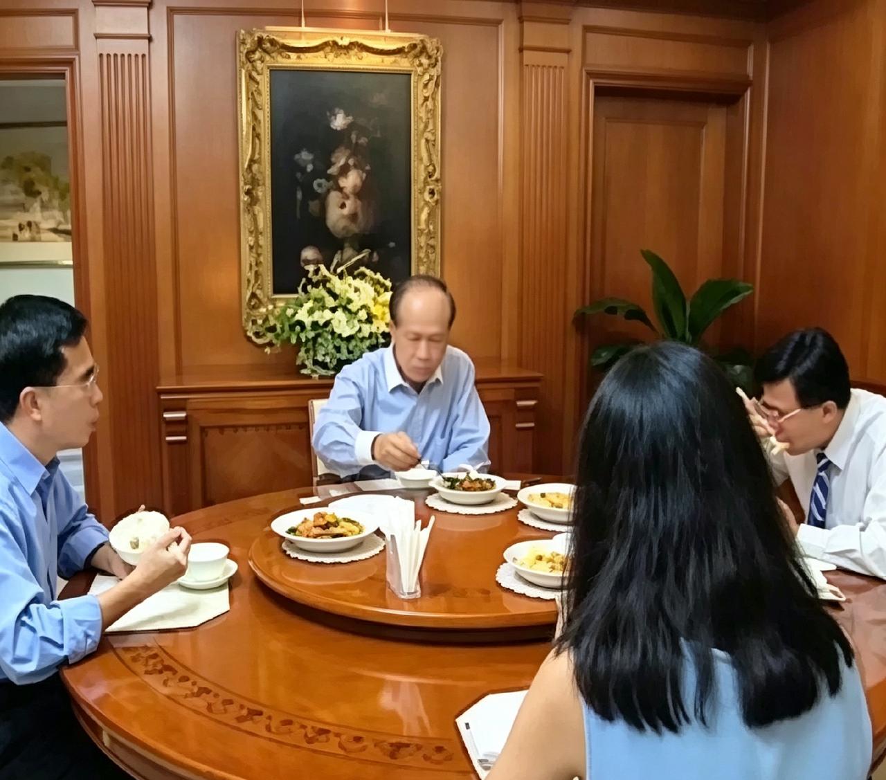 这张老照片看着很有感触，李嘉诚一家人围坐在圆桌吃饭，桌上简简单单几样家常菜配米饭
