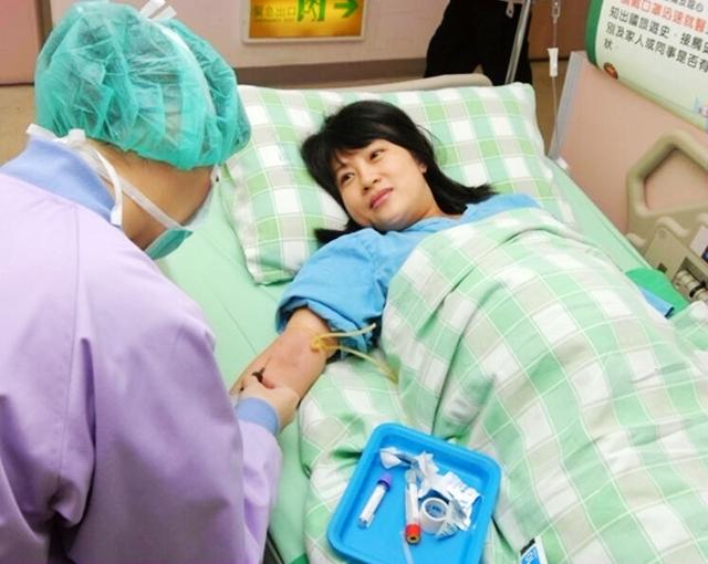 产后5天产妇肚子变大, 送去医院后医生说: 幸好送来及时