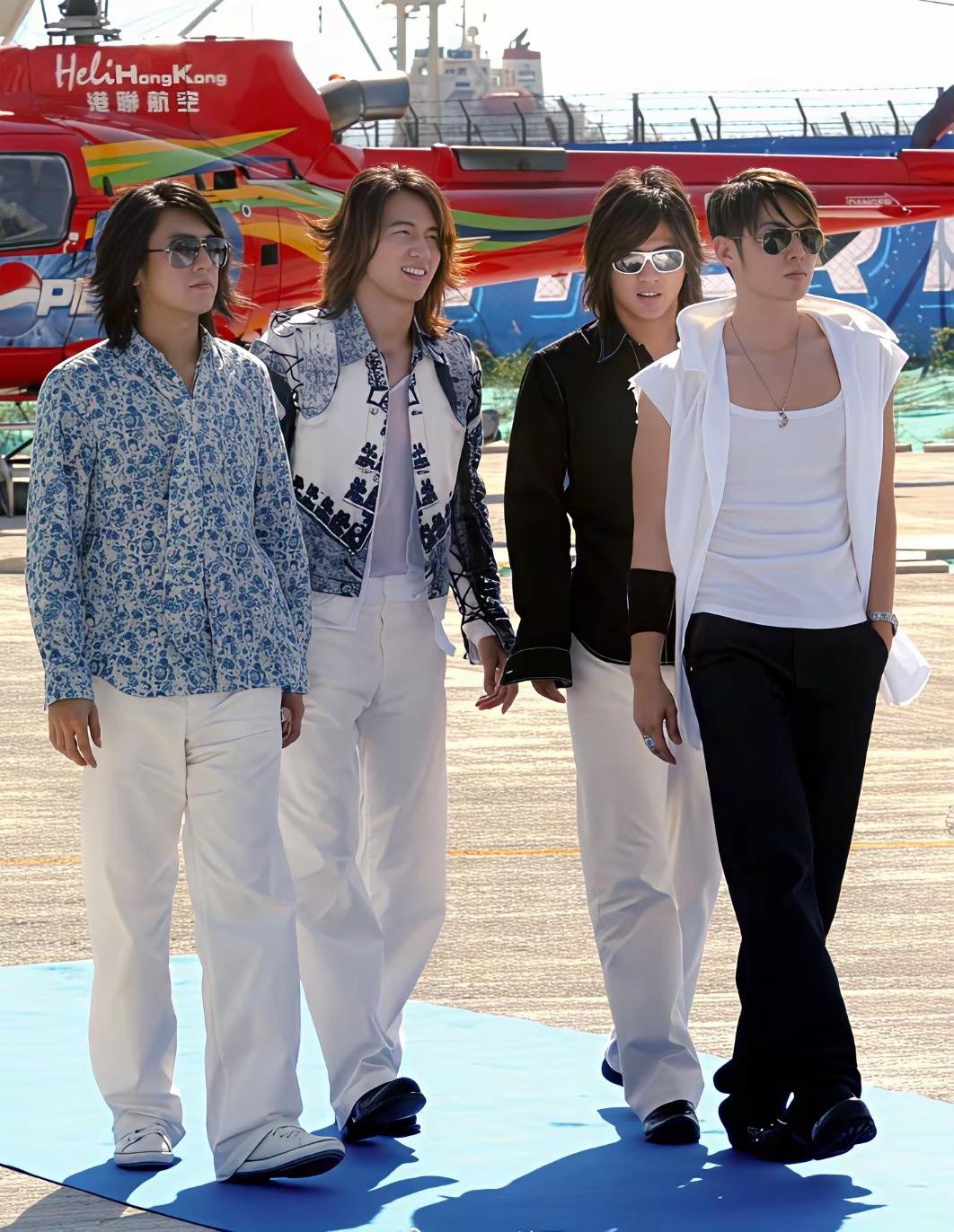 2004年，言承旭、朱孝天、周渝民、吴建豪，一起参加某记者会时，四人并排登场的画