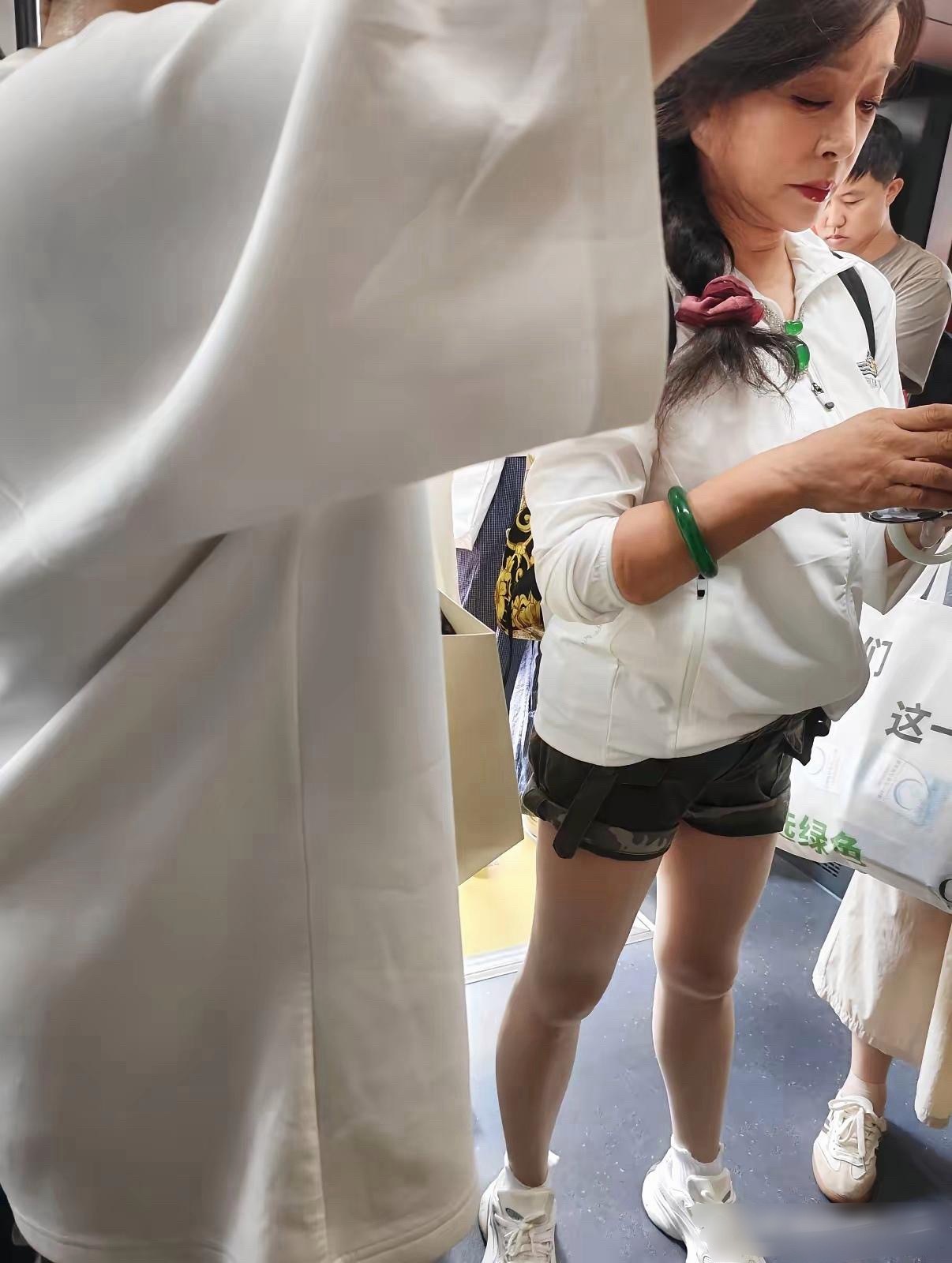 76岁刘晓庆公交车出行，像女大学生一样，皮肤又白又嫩，身材高挑大长腿，保养得真好