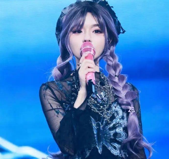 黄霄雲，一个假装很火的歌手。黄霄雲翻唱歌曲的文案“碰瓷”单依纯，工作室承认并
