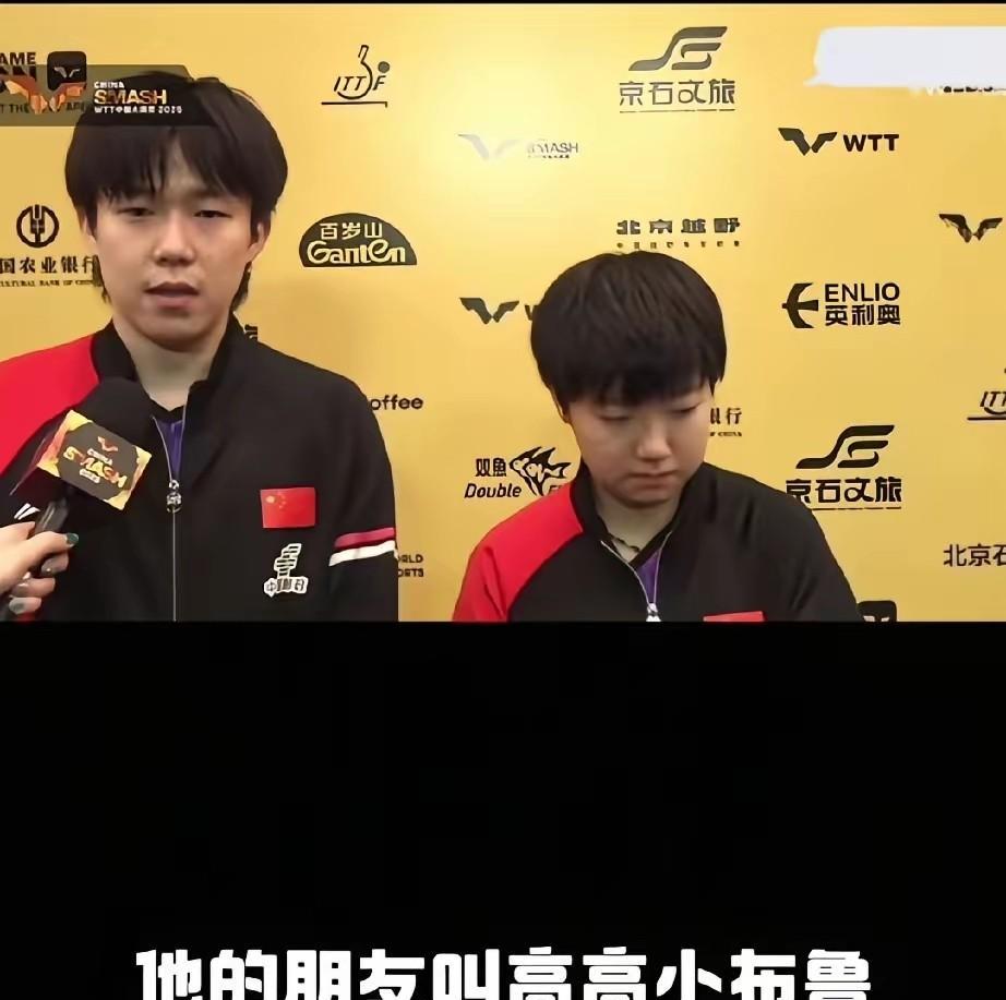 当大头说“他老婆吧”，莎莎刻意板着脸，咬着嘴唇，因为，如果不咬住，就会笑喷。这时
