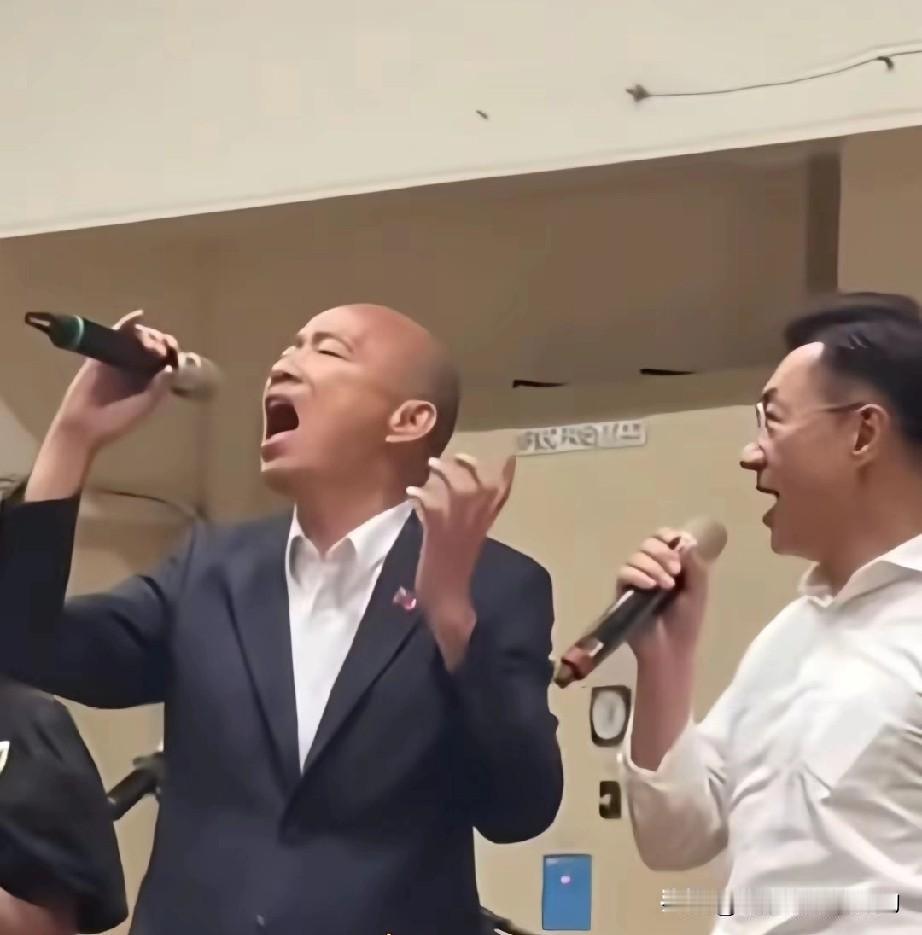 韩国瑜也是拼了，为了支持江启臣，变身歌星放声歌唱，虽然说唱得和歌星差的远，但人家