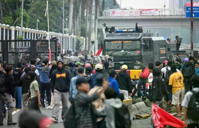 印尼万人围攻国会，最慌的为什么是在当地开厂的中国老板？8月27日，雅加达国会大