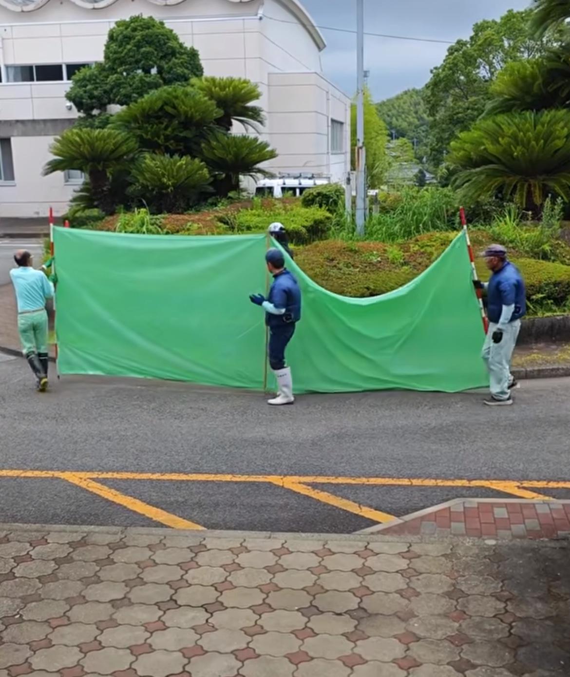 日本日常工匠精神，割草还要三个人挡着，这是怕别人学走割草技术吗？