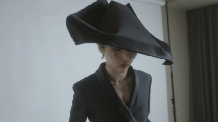 刘雨昕Dior温柔序曲一袭黑灰系西装造型亮相，挺括版型勾勒挺拔身姿，简约设计藏