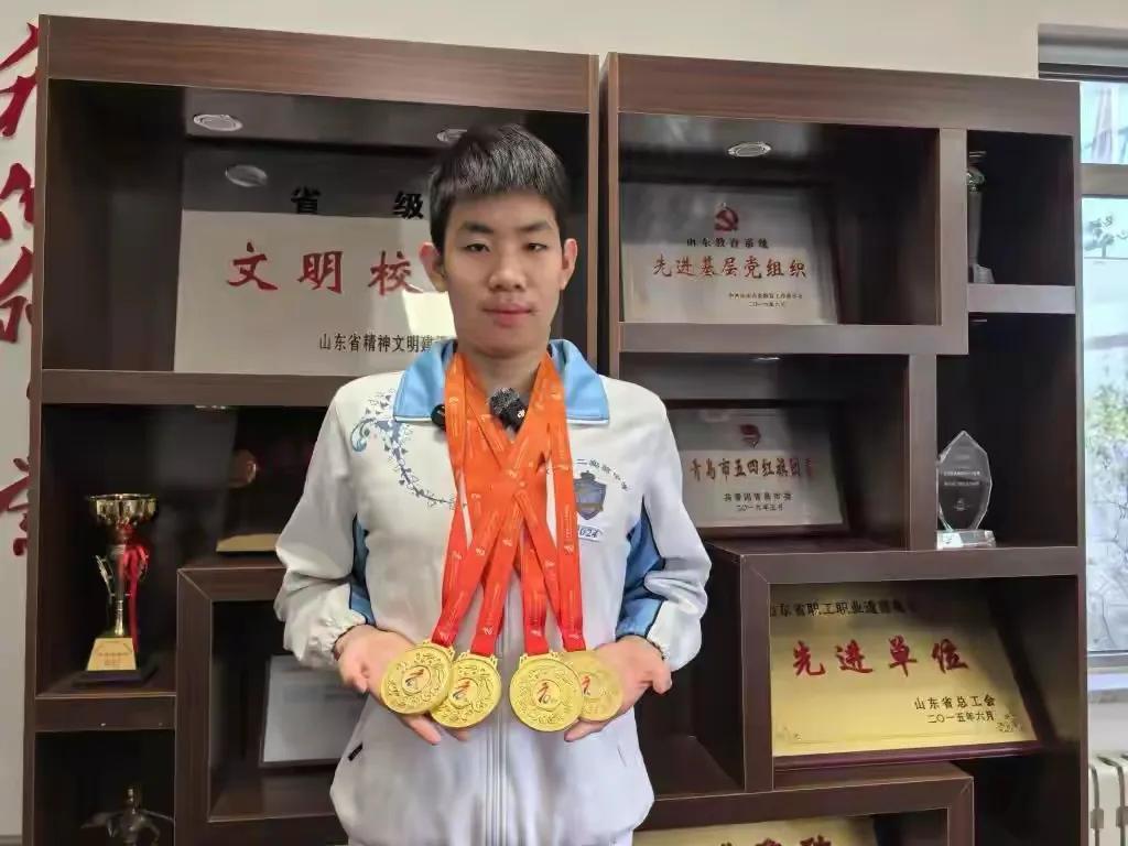 山东青岛一名14岁的小哥火了，一是长得高，二是游泳好，在省运会游泳项目连夺四金，