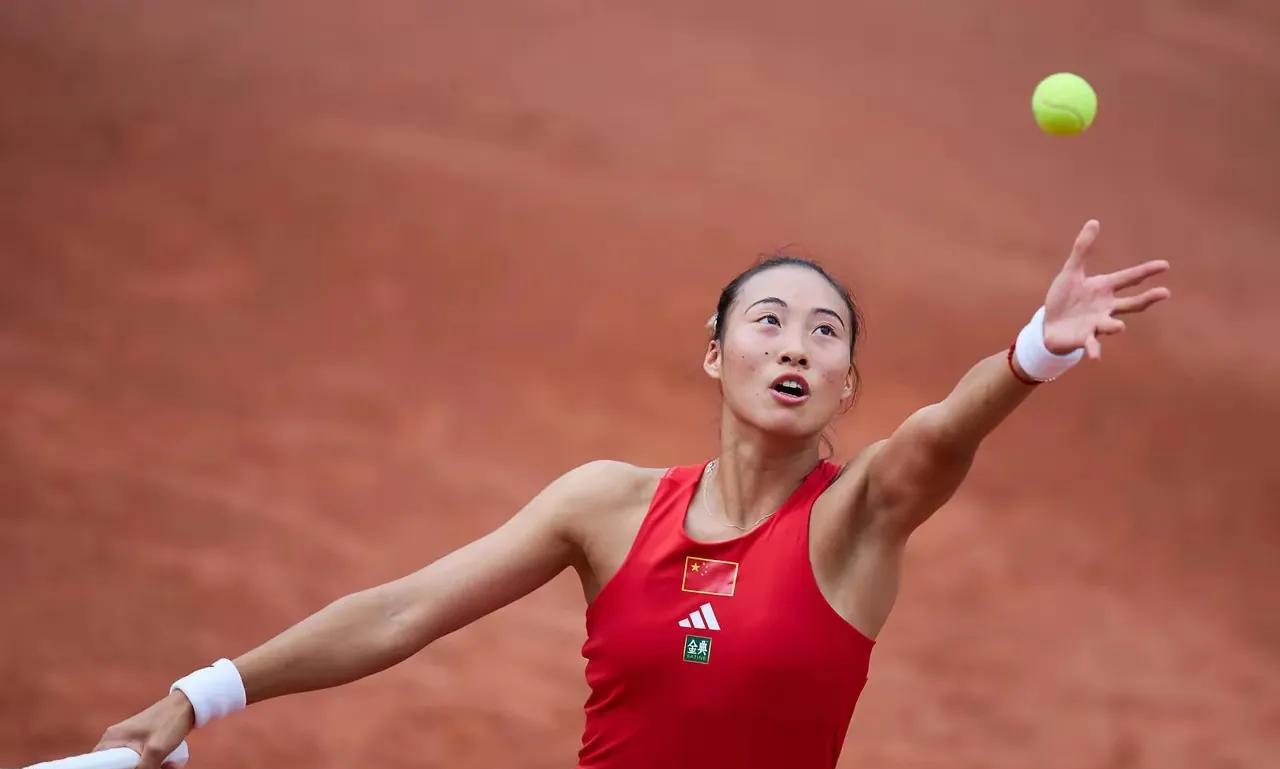 罗马红土赛，天才少女郑钦文不再低迷，以2：0横扫排名第33位的达尼洛维奇，带着好