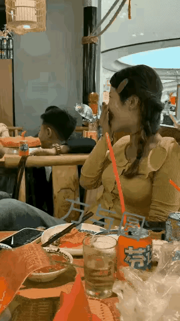 饭店暖心一幕！小男孩一个眼神撩笑邻桌美女，全场瞬间被治愈一位小男孩在饭店吃