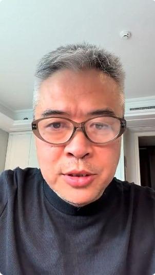段暄出来了，满头白发道不尽他对足球的热爱，在如今足球界风云变幻的时代，他的出现显