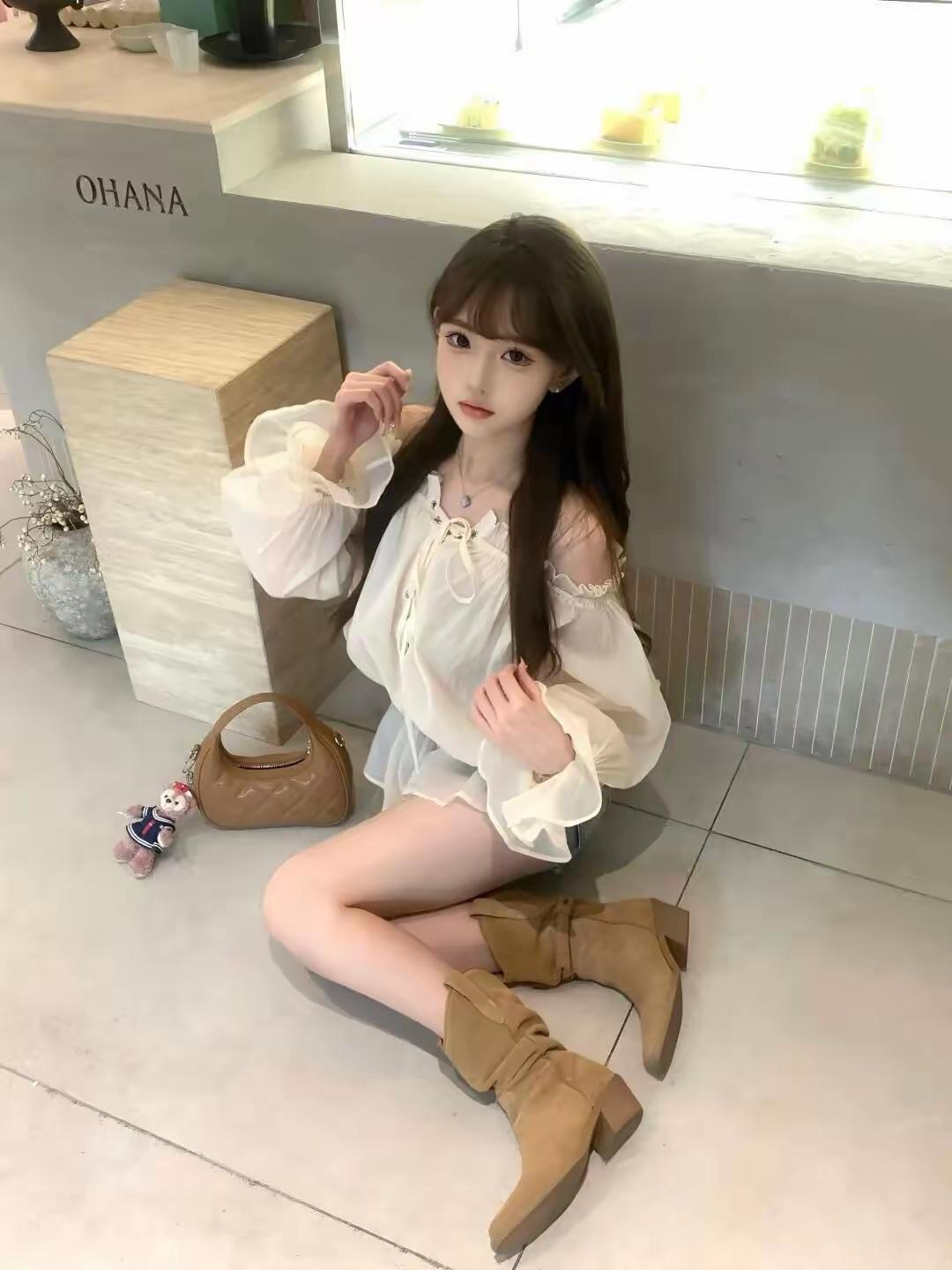 温柔甜美的咖啡馆穿搭，白色衬衫与棕色靴子完美搭配，少女心满满！💕👗👢去海边